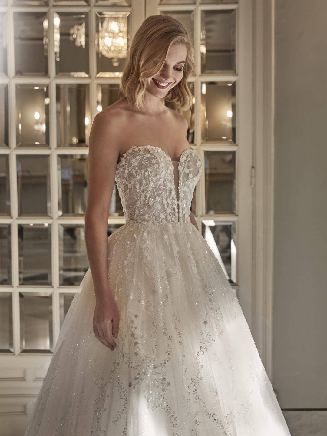 corsage robe de mariée : dentelle perlée et décolleté transparent en forme de cœur