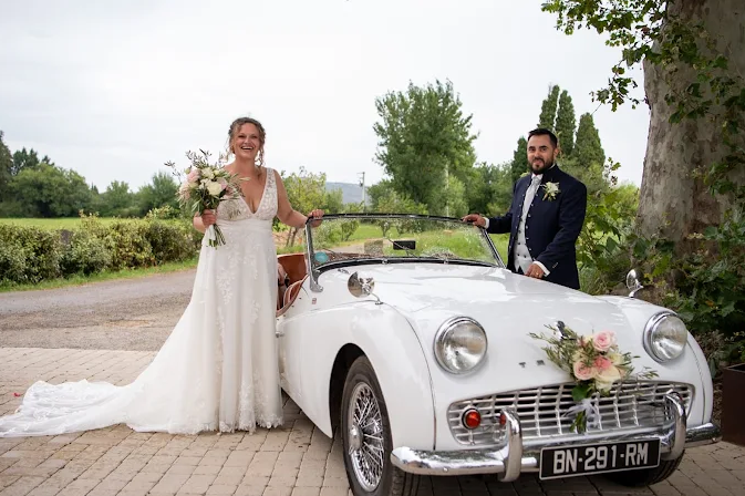 Élégance et romantisme : la robe de mariée fluide à décolleté en V, disponible chez I-Gilles à Aix-en-Provence