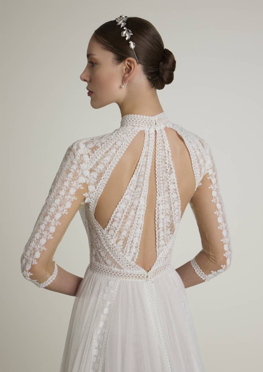 robe de mariée col montant et dos ajourée Pronovias