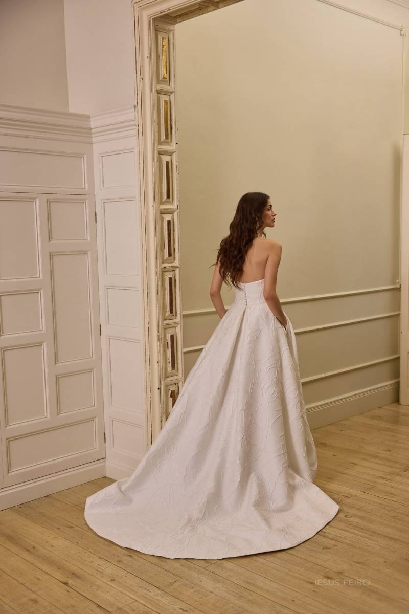 Robe de mariée Jésus Peiró 2756 à Aix-en-Provence : brocart maxi, fente et col ovale