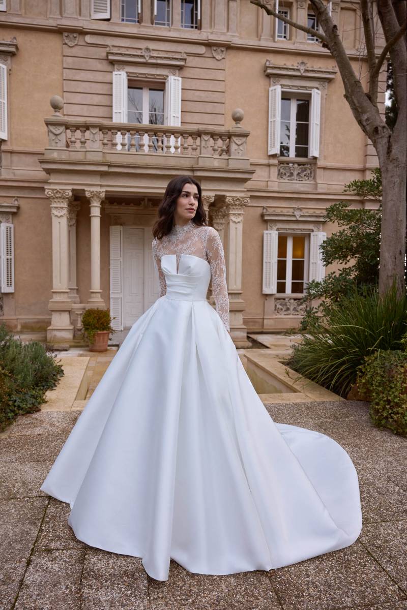 Vue d'ensemble de la silhouette princesse et du grand volume de la robe Jésus Peiró 2719.