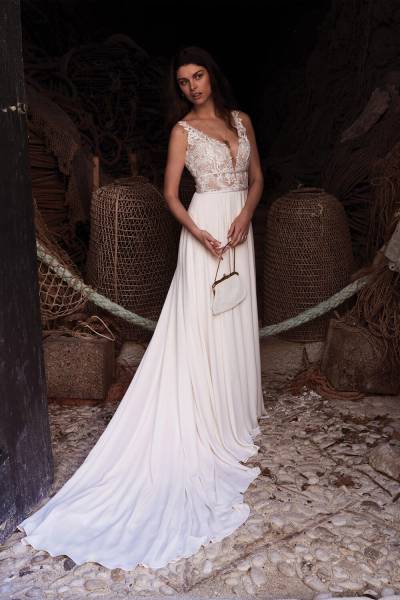Robe de mariee trapeze en mousseline avec decollete en V illusion plongeant Lillian West 66059 I.Gilles
