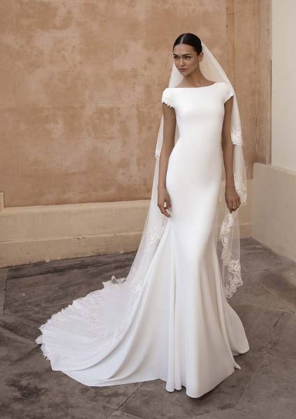 Robe de mariée coupe sirène à décolleté bateau et manches courtes, en crêpe de la maison Pronovias