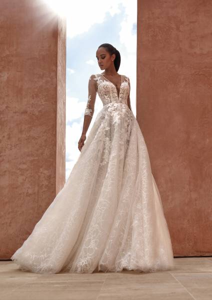 Robe trapèze en paillettes, dentelle et perles avec décolleté plongeant en V de Pronovias