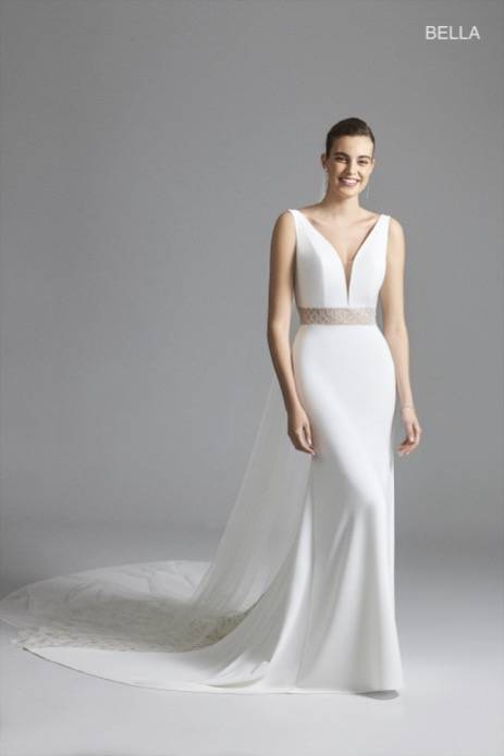 Robe de mariée BELLA et sa coupe sirène en crêpe dentelle et perles de Hervé Moreau