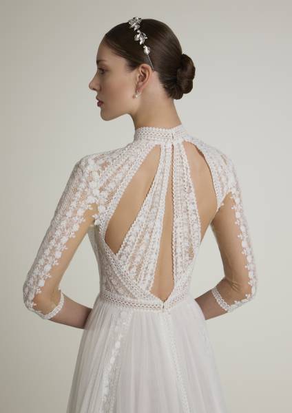 robe de mariée col montant et dos ajourée Pronovias