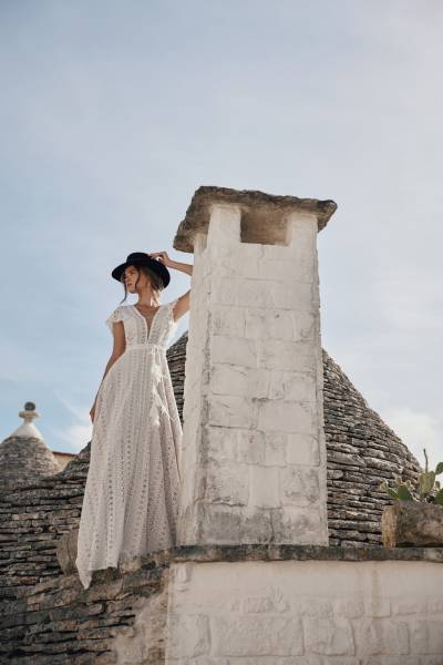 robe de mariée bohème fluide en fine dentelle brodée près de Luynes