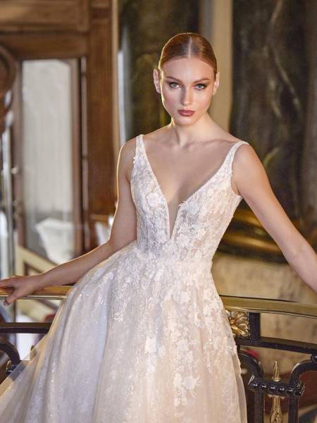 robe de mariée grand décolleté en V pronovias Igilles